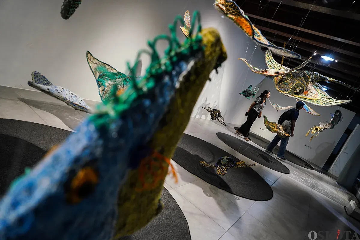Pengunjung mengamati instalasi patung tenun yang terbuat dari sampah yang didapat dari laut dalam pameran Ghost Nets: Awakening The Drifting Giants di Museum Bahari, Jakarta, Rabu, 26 Maret 2025. (Sumber: Poskota/Bilal Nugraha Ginanjar)