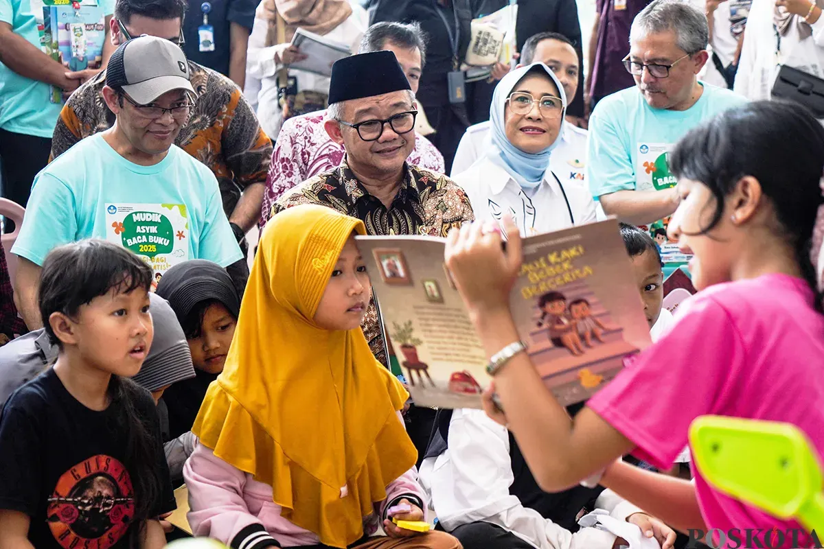 Menteri Pendidikan Dasar dan Menengah, Abdul Mu'ti, membagikan buku kepada anak-anak saat peluncuran program Mudik Asyik Baca Buku di Stasiun Pasar Senen, Jakarta, Rabu, 25 Maret 2025. (Sumber: Poskota/Bilal Nugraha Ginanjar)