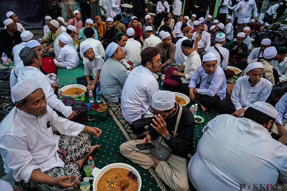 Sejumlah warga berkumpul untuk bersiap berbuka puasa bersama di area pelataran masjid Azzawiyah, dan Masjid Jami’ Annawier di Kampung Arab, Pekojan, Jakarta Barat, Rabu, 26 Maret 2025. (Sumber: Poskota/Bilal Nugraha Ginanjar)