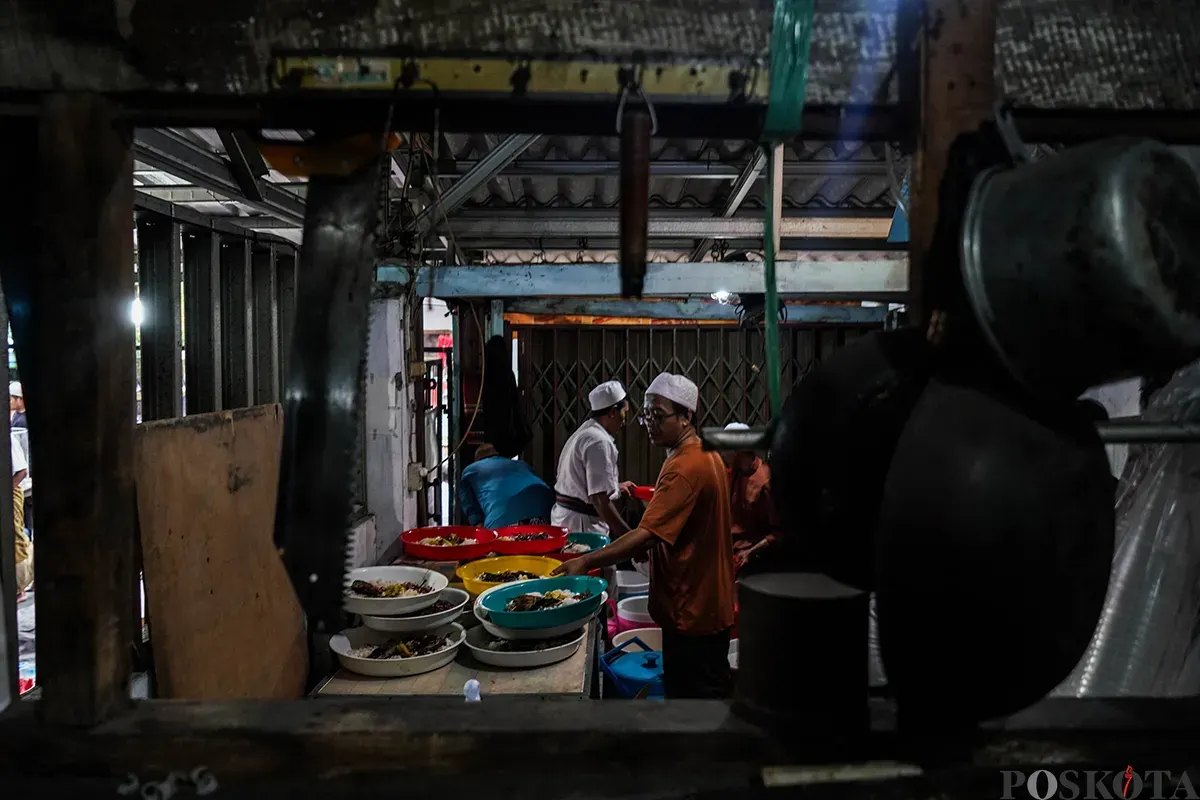 Sejumlah warga berkumpul untuk bersiap berbuka puasa bersama di area pelataran masjid Azzawiyah, dan Masjid Jami’ Annawier di Kampung Arab, Pekojan, Jakarta Barat, Rabu, 26 Maret 2025. (Sumber: Poskota/Bilal Nugraha Ginanjar)