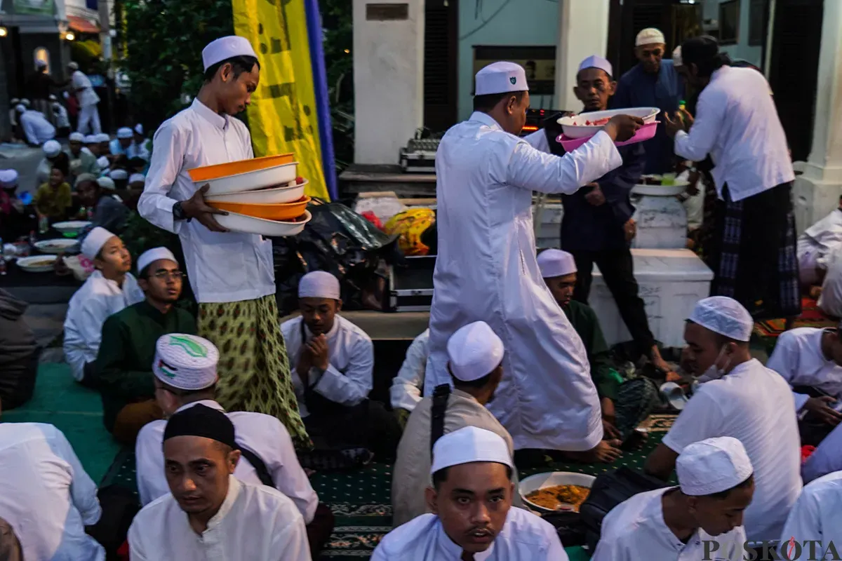 Sejumlah warga berkumpul untuk bersiap berbuka puasa bersama di area pelataran masjid Azzawiyah, dan Masjid Jami’ Annawier di Kampung Arab, Pekojan, Jakarta Barat, Rabu, 26 Maret 2025. (Sumber: Poskota/Bilal Nugraha Ginanjar)