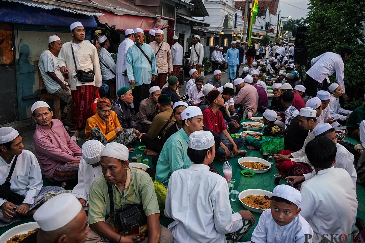 Sejumlah warga berkumpul untuk bersiap berbuka puasa bersama di area pelataran masjid Azzawiyah, dan Masjid Jami’ Annawier di Kampung Arab, Pekojan, Jakarta Barat, Rabu, 26 Maret 2025. (Sumber: Poskota/Bilal Nugraha Ginanjar)