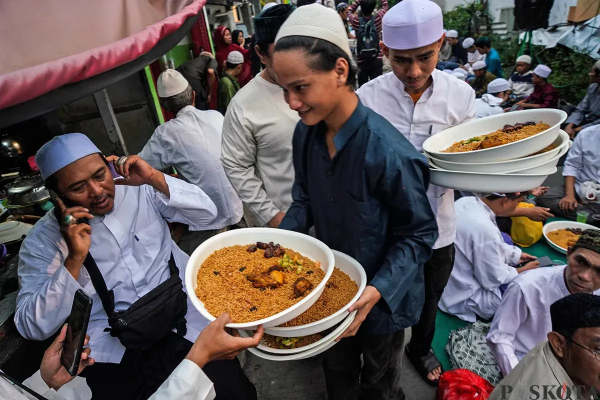 Sejumlah warga berkumpul untuk bersiap berbuka puasa bersama di area pelataran masjid Azzawiyah, dan Masjid Jami’ Annawier di Kampung Arab, Pekojan, Jakarta Barat, Rabu, 26 Maret 2025. (Sumber: Poskota/Bilal Nugraha Ginanjar)