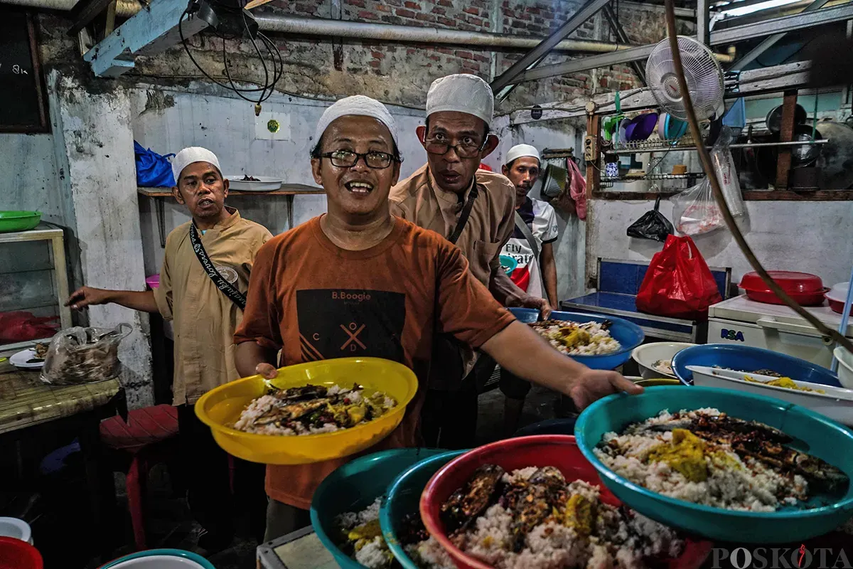 Sejumlah warga berkumpul untuk bersiap berbuka puasa bersama di area pelataran masjid Azzawiyah, dan Masjid Jami’ Annawier di Kampung Arab, Pekojan, Jakarta Barat, Rabu, 26 Maret 2025. (Sumber: Poskota/Bilal Nugraha Ginanjar)