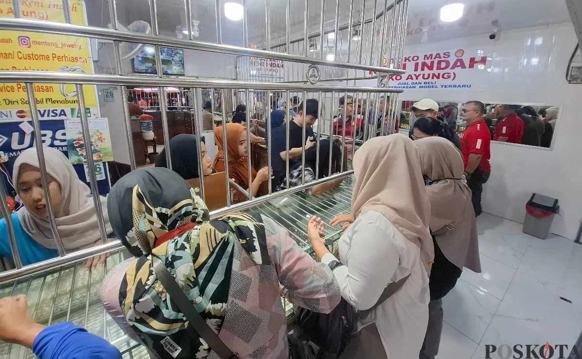 Toko emas di Pasar Reni Jaya Lama, Kecamatan Bojongsari, Kota Depok mulai diserbu warga yang hendak membeli dan menjual emas, Rabu, 26 Maret 2025. (Sumber: Poskota/Angga Pahlevi)