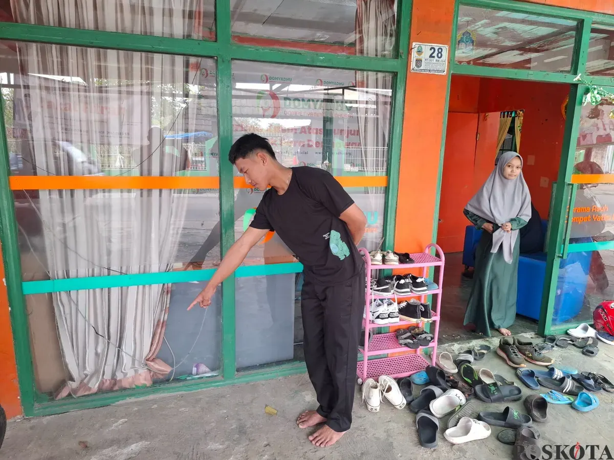 Latif penghuni Panti menunjukan lokasi pertama kali bayi perempuan berusia 2 minggu dibuang ditemukan dalam tas jinjing depan pintu masuk yayasan, Rabu 26 Maret. (Sumber: Poskota/Angga Pahlevi)