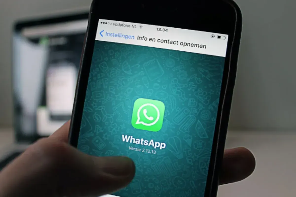 Sering khawatir chat WhatsApp tiba-tiba hilang? Tenang, ada cara gampang biar semua pesan kamu kebackup otomatis! (Sumber: Pexels/Anton)
