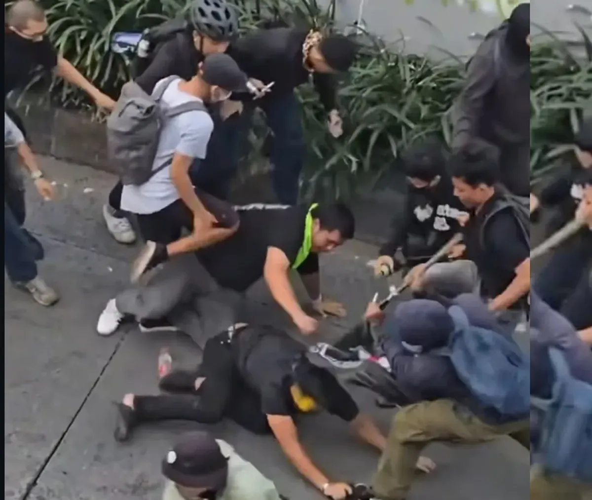 Ricuh antara mahasiswa dan aparat kepolisian di depan Gedung DPR RI mengenai demo tolak RUU TNI, sejumlah jurnalis jadi korban. (Sumber: Instagram @infojakarta)