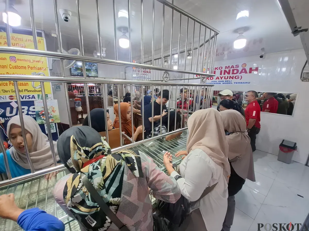 Warga mengantre di toko emas di Pasar Reni Jaya Lama, Kota Depok, Rabu, 26 Maret 2025, untuk menjual emas yang mereka miliki. Hasil penjualan emas digunakan untuk memenuhi berbagai kebutuhan Lebaran. (Sumber: Poskota/Angga Pahlevi)