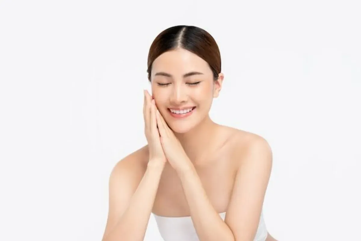 Temukan sembilan cara alami untuk mencerahkan kulit tanpa harus mengeluarkan biaya besar untuk skincare mahal. (Sumber: Pinterest/Freepik)