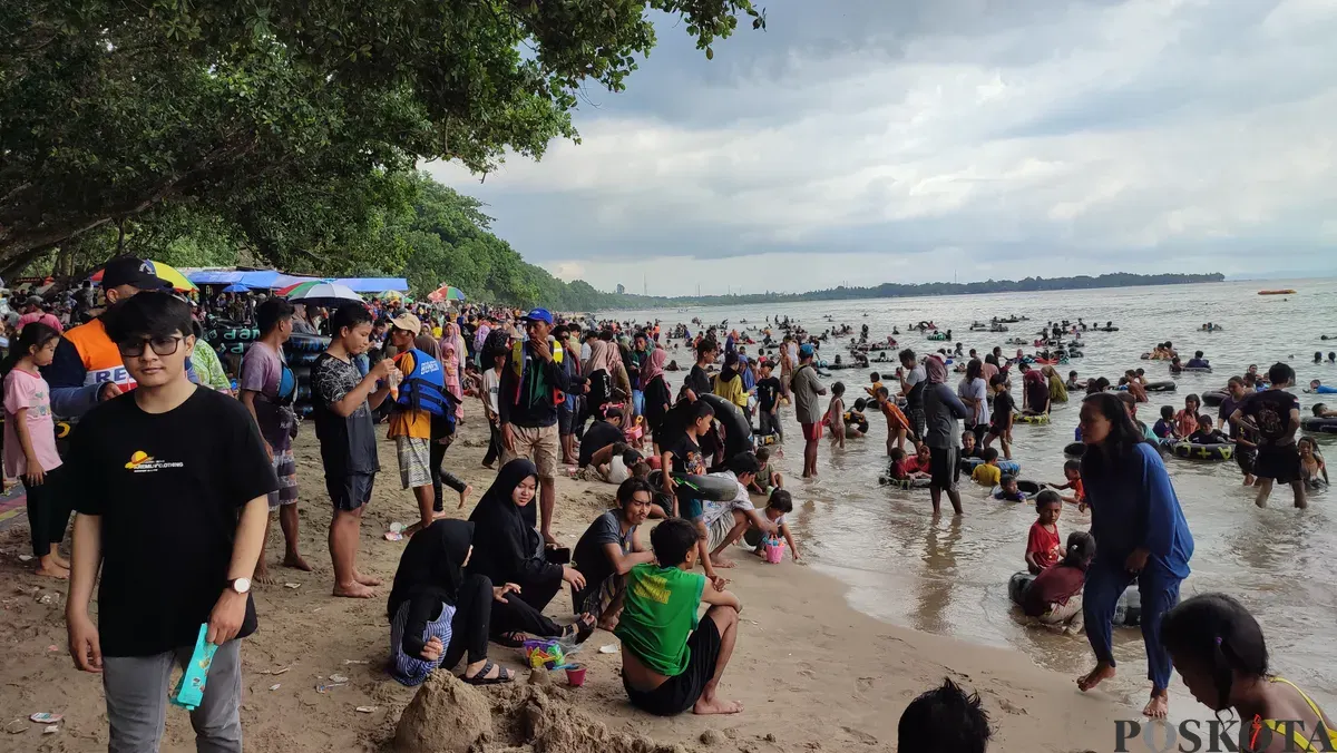 Ribuan wisatawan saat melakukan rekreasi di salah satu kawasan wisata di Carita, Pandeglang. (Sumber: Poskota/Samsul Fatoni)