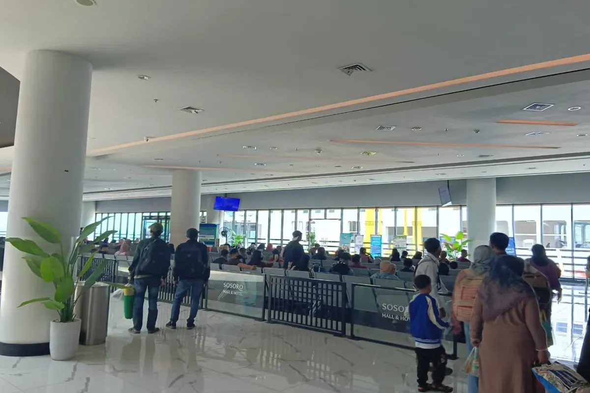 Lonjakan pemudik pejalan kaki yang gunakan moda transportasi kapal laut mulai terlihat di Pelabuhan Merak, 27 Maret 2025. (Sumber: Poskota/Adhitya Fajar Fikrillah)