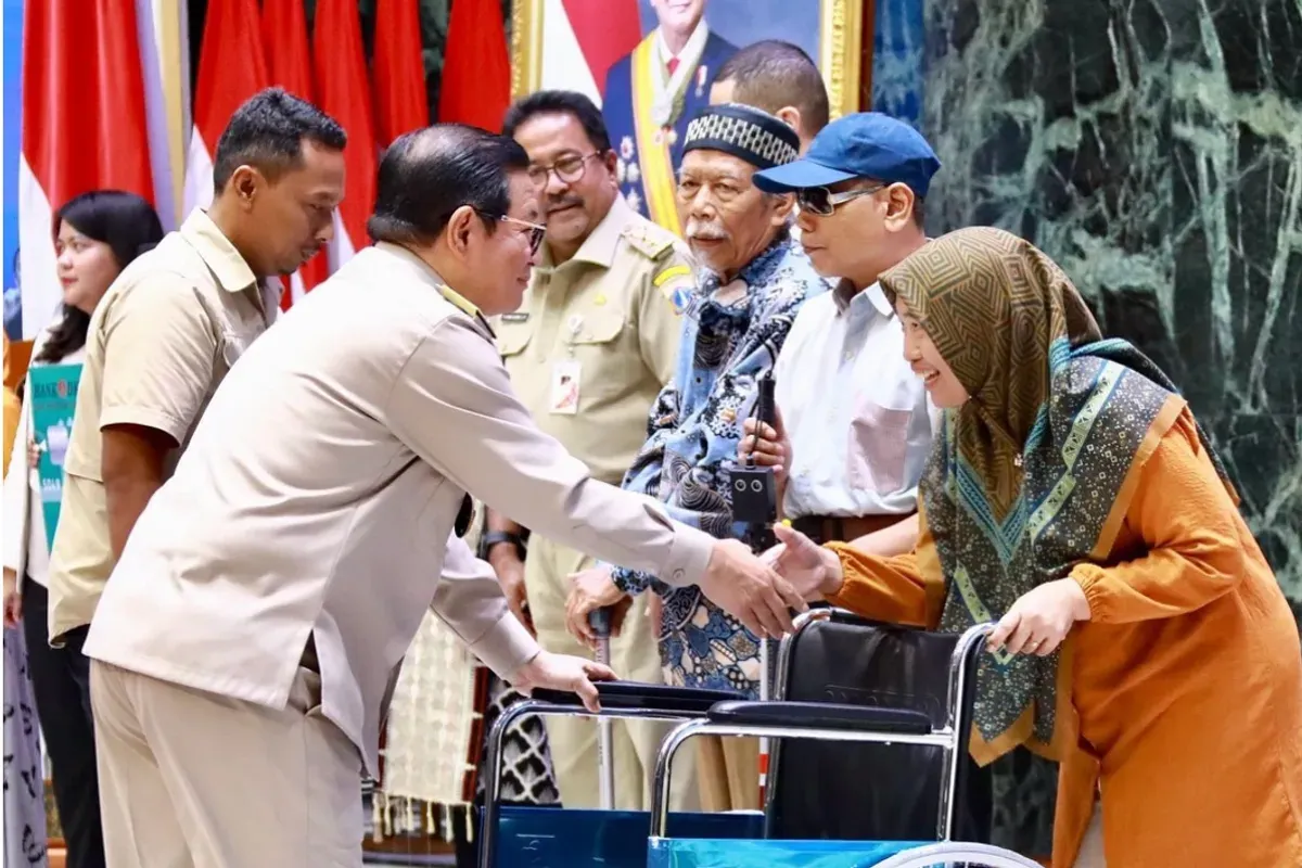 Penyaluran bantuan sosial PKD Tahap 1 tahun 2025, termasuk KPDJ oleh Gubernur DKI Jakarta. (Sumber: Instagram/@dkijakarta)