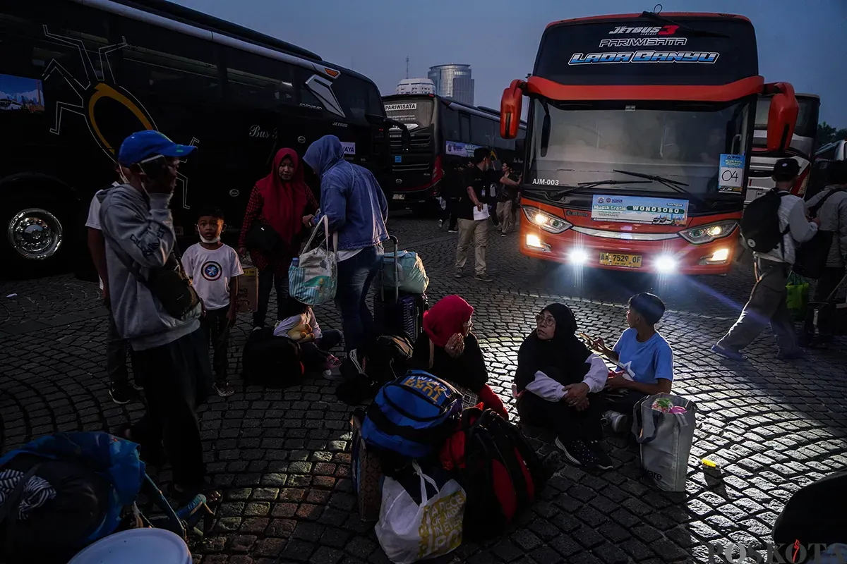 Peserta mudik gratis menunggu keberangkatan bis ke kota tujuan masing-masing di Monumen Nasional (Monas), Jakarta, Kamis, 27 Maret 2025. (Sumber: Poskota/Bilal Nugraha Ginanjar)