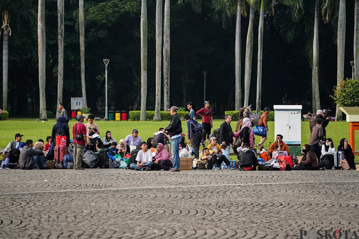 Peserta mudik gratis menunggu keberangkatan bis ke kota tujuan masing-masing di Monumen Nasional (Monas), Jakarta, Kamis, 27 Maret 2025. (Sumber: Poskota/Bilal Nugraha Ginanjar)