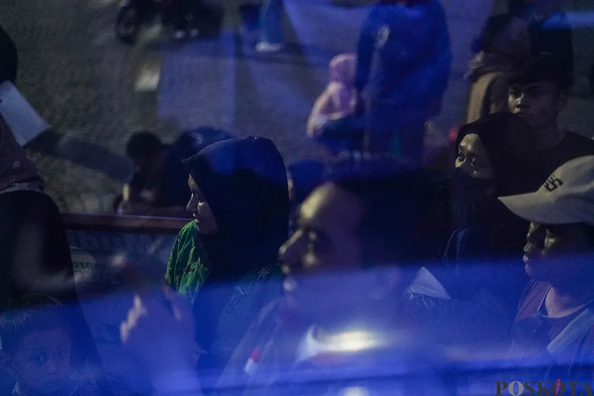 Peserta mudik gratis menunggu keberangkatan bis ke kota tujuan masing-masing di Monumen Nasional (Monas), Jakarta, Kamis, 27 Maret 2025. (Sumber: Poskota/Bilal Nugraha Ginanjar)
