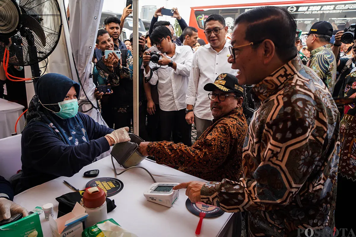 Gubernur dan Wakil Gubernur DKI Jakarta, Pramono Anung dan Rano Karno melepas Mudik Gratis Pemerintah Provinsi DKI Jakarta di Monumen Nasional (Monas), Jakarta, Kamis, 27 Maret 2025. (Sumber: Poskota/Bilal Nugraha Ginanjar)
