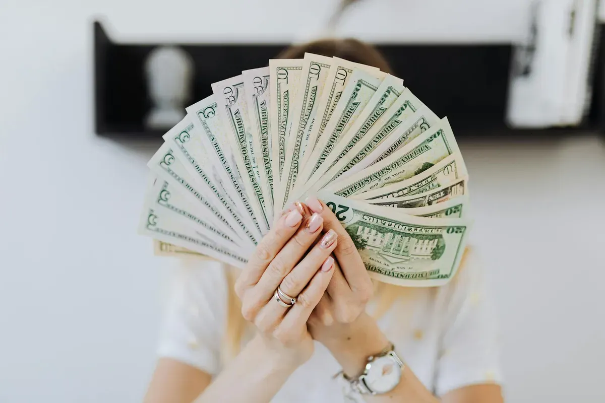 Dengan menghemat, Anda bisa menyimpan banyak uang untuk keperluan di masa depan. (Sumber: Pexels/Kaboompics.com)
