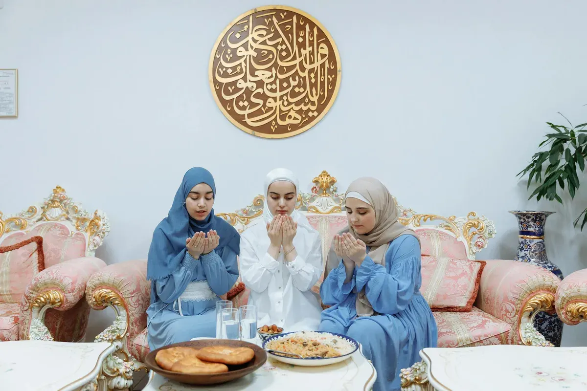 Ilustrasi umat Islam yang mengerjakan puasa Syawal enam hari penuh. (Sumber: Pexels/Thirdman)