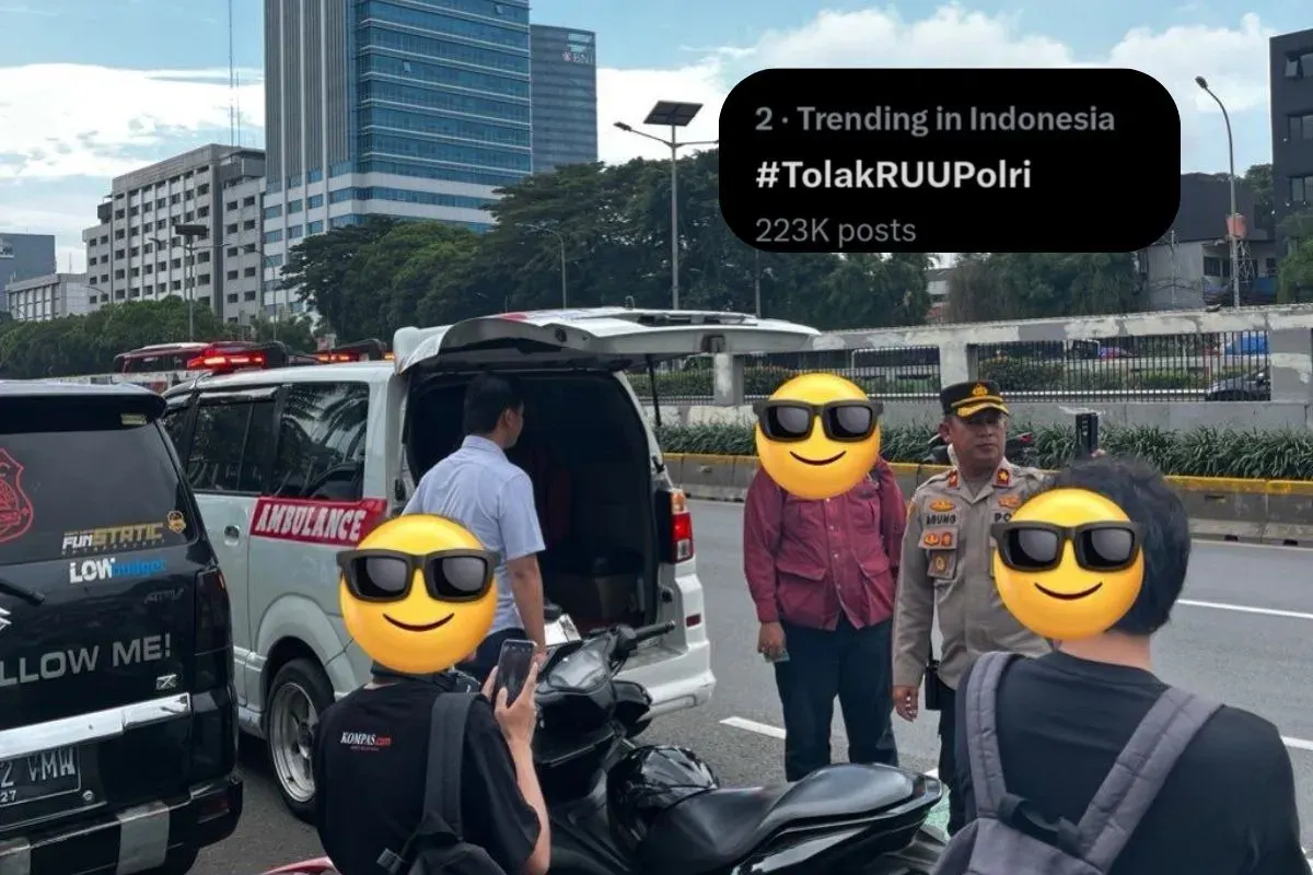 Aksi Polisi melakukan penggeledahan tas medis di aksi demonstrasi Tolak RUU Polri di depan Gedung DPR RI, Jakarta hari ini, Kamis 27 Maret 2025. (Sumber: Istimewa)