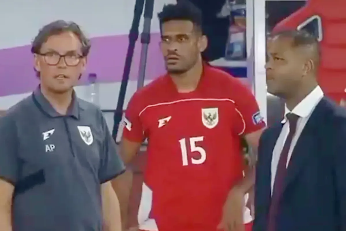 Potret asisten pelatih Timnas Indonesia, Alex Pastoor (kiri) yang dinilai sebagai peramu strategi skuad Garuda. (Sumber: X/@unmagnetism)