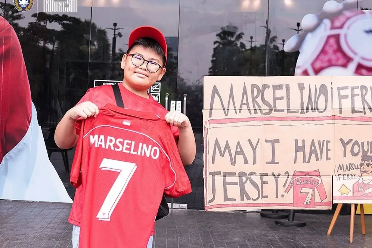 Kenneth, fans cilik Garuda ini mendapatkan hadiah dari Timnas Indonesia. (Sumber: Instagram/@timnasindonesia)