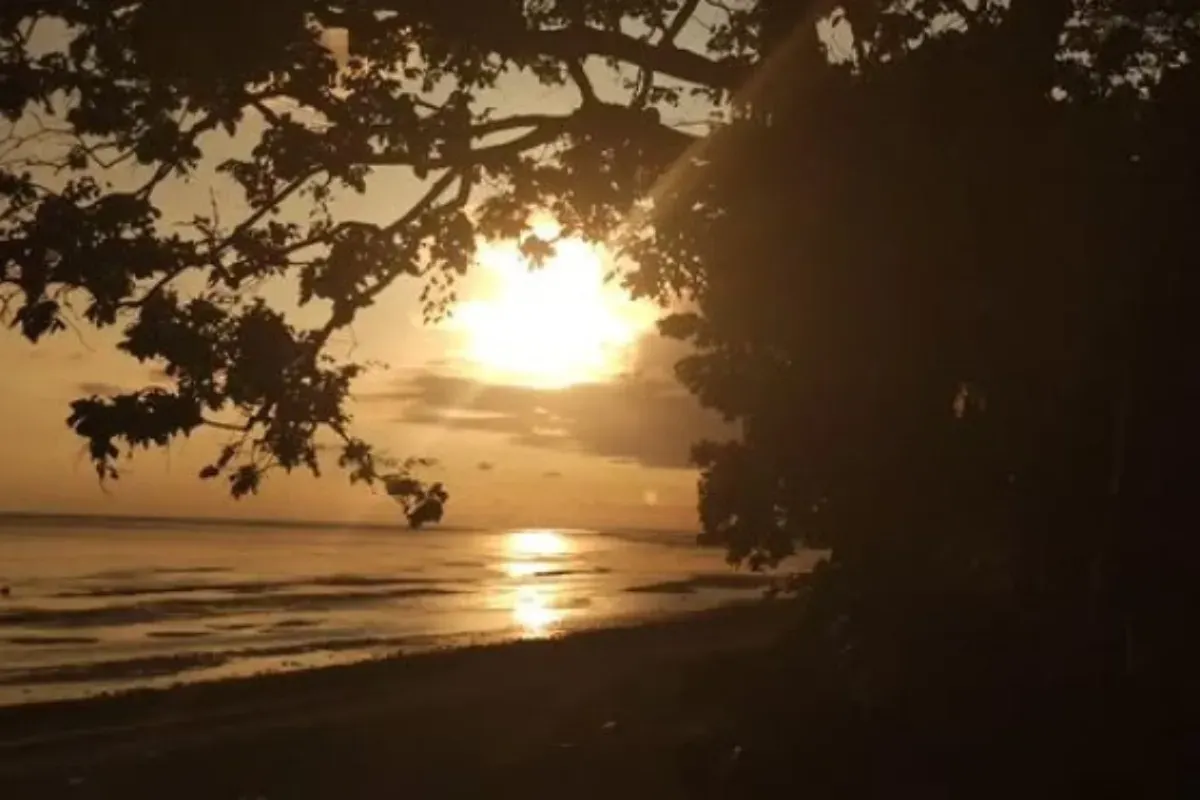Salah satu tempat wisata populer di Garut, Jawa Barat. (Sumber: Instagram/pantai_cijeruk_indah)