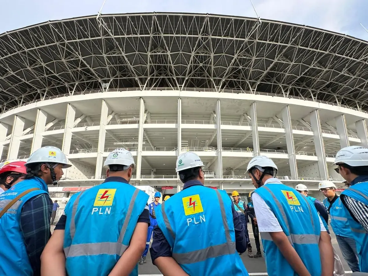Sebanyak 124 Petugas PLN bersiaga menjaga keandalan pasokan listrik pertandingan Indonesia vs Bahrain di Stadion Utama Gelora Bung Karno (GBK), pada Selasa, 25 Maret 2025. (Sumber: Dok. PLN UID Jakarta Raya)