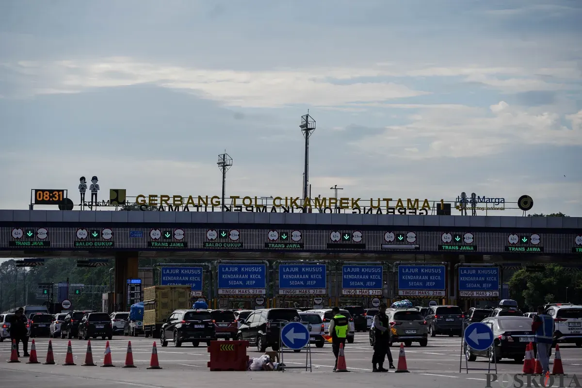 Kendaraan memasuki Gerbang Tol Cikampek Utama, Karawang, Jawa Barat, Jum'at, 28 Maret 2025. (Sumber: Poskota/Bilal Nugraha Ginanjar)