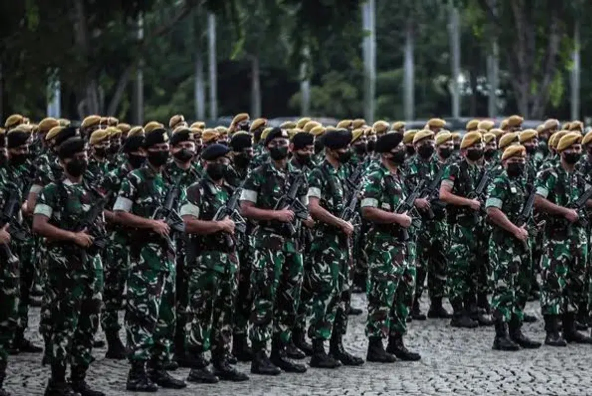 Prajurit TNI dalam latihan militer demi menjaga kedaulatan NKRI. (Sumber: Pinterest)