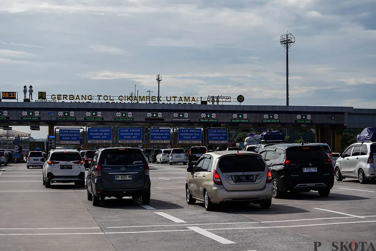 Antrean kendaraan yang didominasi mobil pribadi melaju perlahan saat memasuki Gerbang Tol Cikampek Utama, Karawang, Jawa Barat, Jumat, 28 Maret 2025. (Sumber: Poskoata/ Bilal Nugraha Ginanjar)
