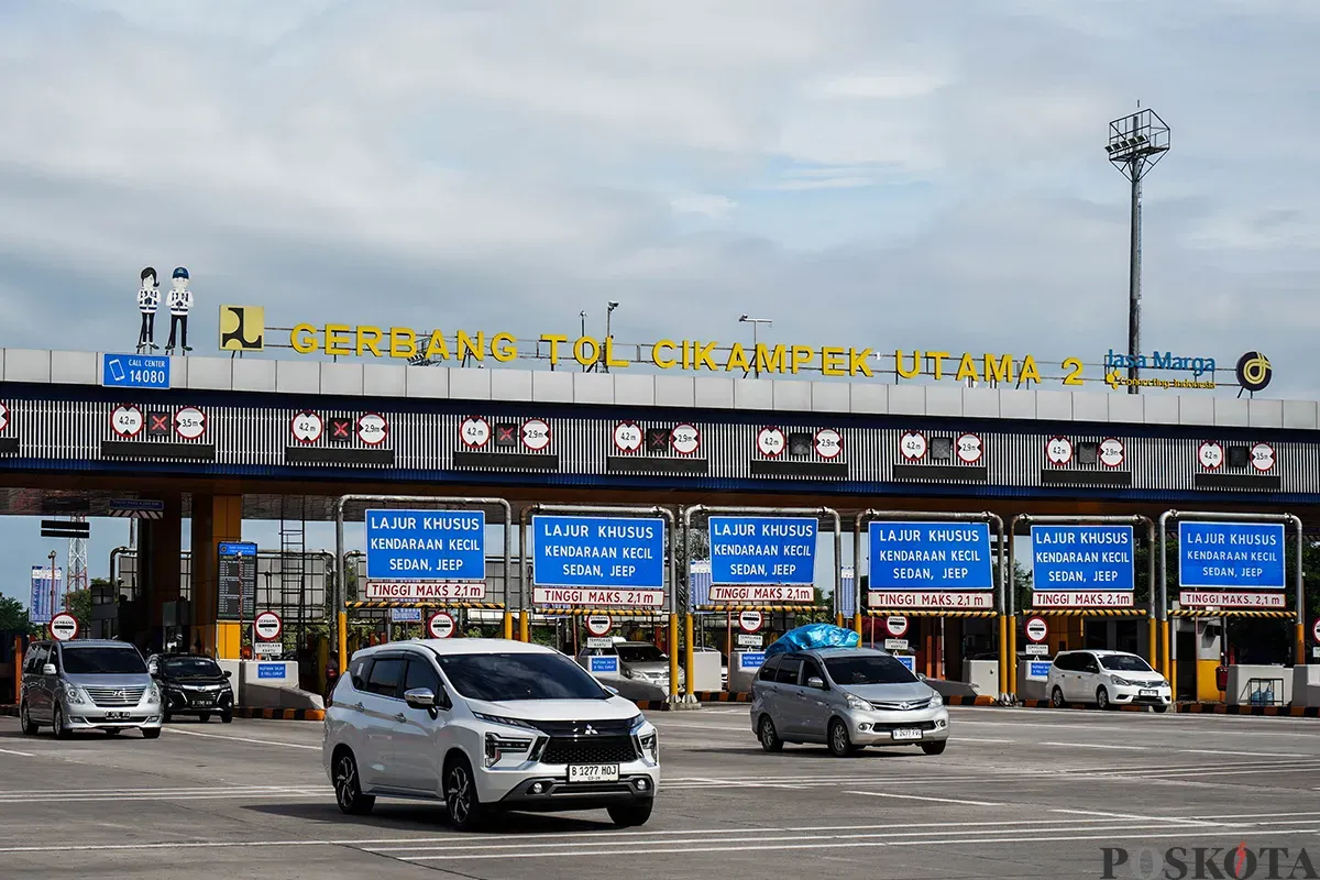 Antrean kendaraan yang didominasi mobil pribadi melaju perlahan saat memasuki Gerbang Tol Cikampek Utama, Karawang, Jawa Barat, Jumat, 28 Maret 2025. (Sumber: Poskoata/ Bilal Nugraha Ginanjar)