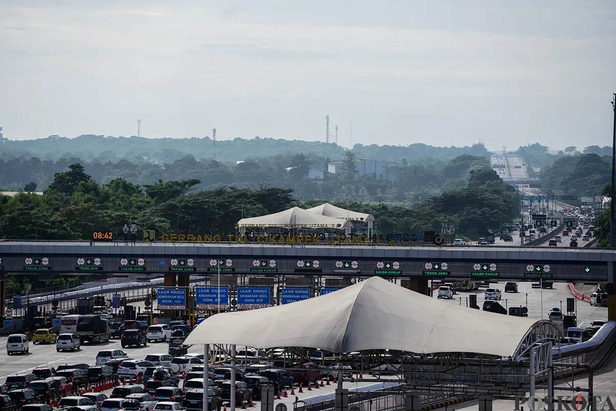 Antrean kendaraan yang didominasi mobil pribadi melaju perlahan saat memasuki Gerbang Tol Cikampek Utama, Karawang, Jawa Barat, Jumat, 28 Maret 2025. (Sumber: Poskoata/ Bilal Nugraha Ginanjar)