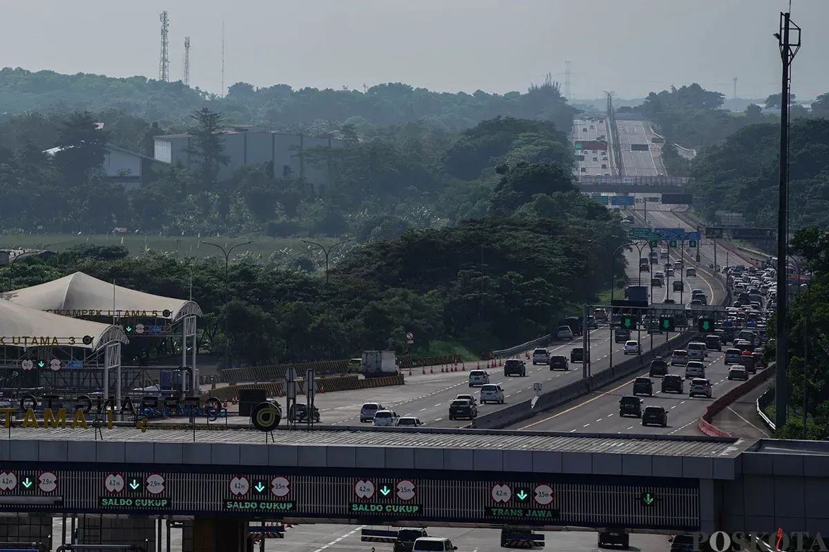 Antrean kendaraan yang didominasi mobil pribadi melaju perlahan saat memasuki Gerbang Tol Cikampek Utama, Karawang, Jawa Barat, Jumat, 28 Maret 2025. (Sumber: Poskoata/ Bilal Nugraha Ginanjar)