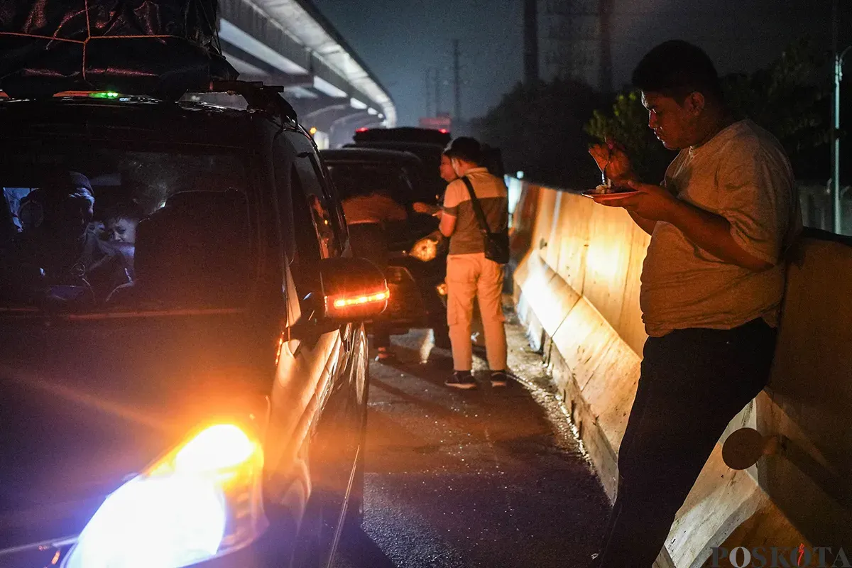 Pemudik beristirahat di pinggir jalan tol sambil melaksanakan sahur di area Tol Cikampek KM 28, Kabupaten Bekasi, Jawa Barat, 28 Maret 2025. (Sumber: Poskoata/ Bilal Nugraha Ginanjar)