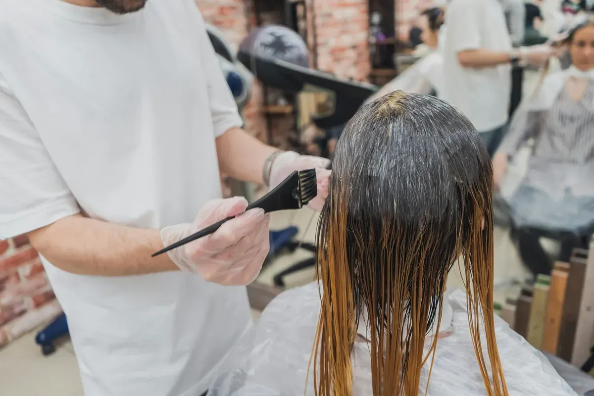 Cara untuk merawat rambut yang diwarnai. (Sumber: Pexels/Maria Geller)