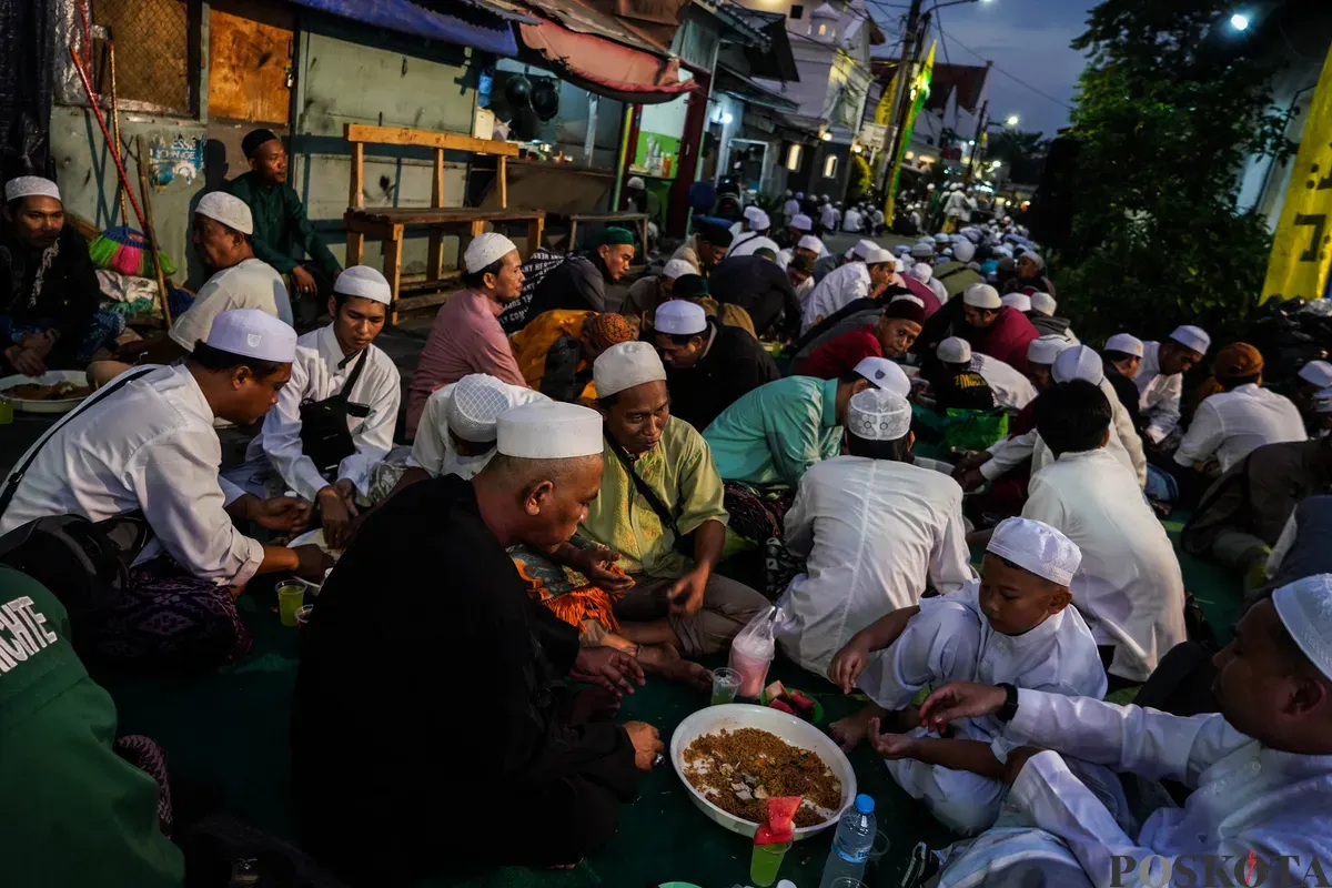 Warga buka puasa bersama di lingkungan sekitar Masjid Azzawiyah dan Masjid Jami' Annawier, di kampung Arab, Pekojan, Jakarta Barat, Rabu, 26 Maret 2025. (Sumber: Poskota/Bilal Nugraha Ginanjar)