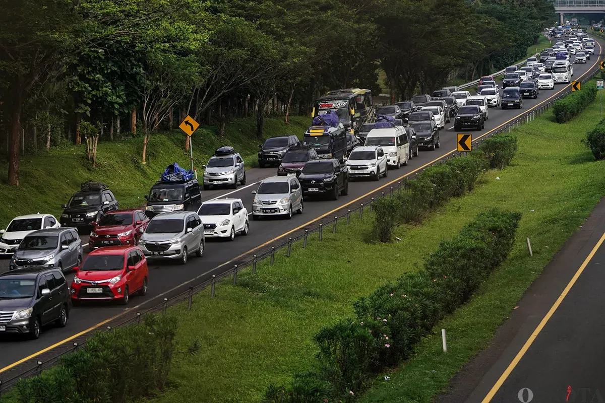 Deretan kendaraan yang didominasi mobil milik pribadi melintas di Tol Cikopo-Palimanan (Cipali), Subang, Jawa Barat, saat arus mudik H-2 Lebaran 2025, pada Sabtu 29 Maret 2025. (Sumber: Poskoata/ Bilal Nugraha Ginanjar)
