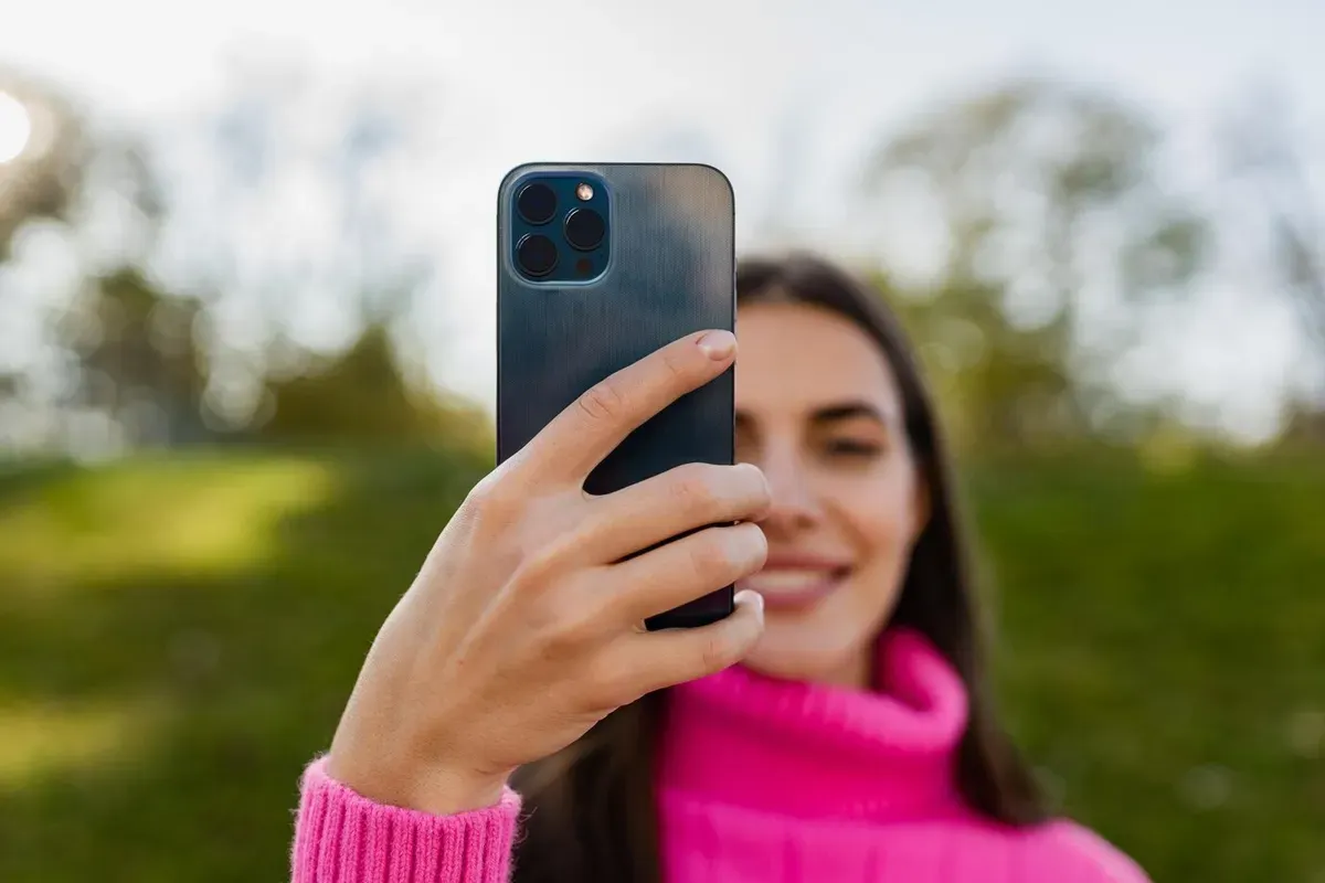 Ilustrasi. mengaktifkan Face ID di iPhone (Sumber: Freepik/marymarkevich)