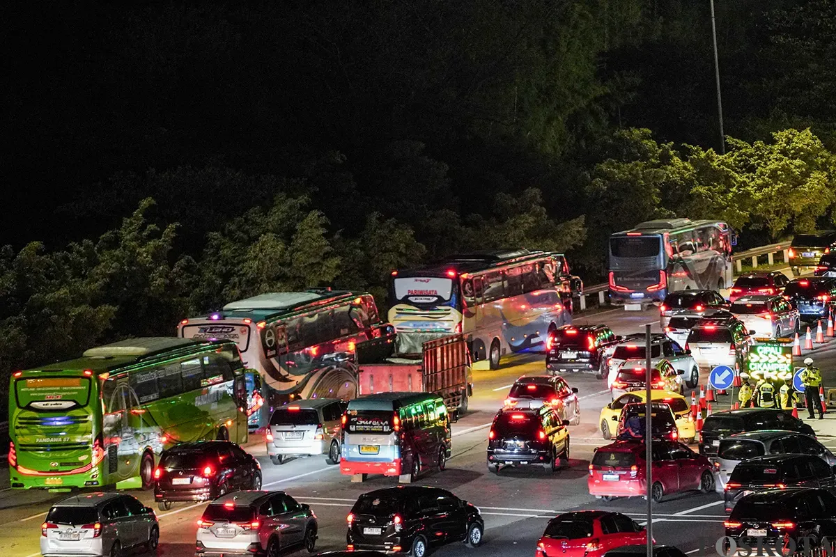 Kendaraan melintas saat akan memasuki Gerbang Tol Cikampek Utama, Karawang, Jawa Barat, Sabtu, 29 Maret 2025. (Sumber: Poskoata/ Bilal Nugraha Ginanjar)