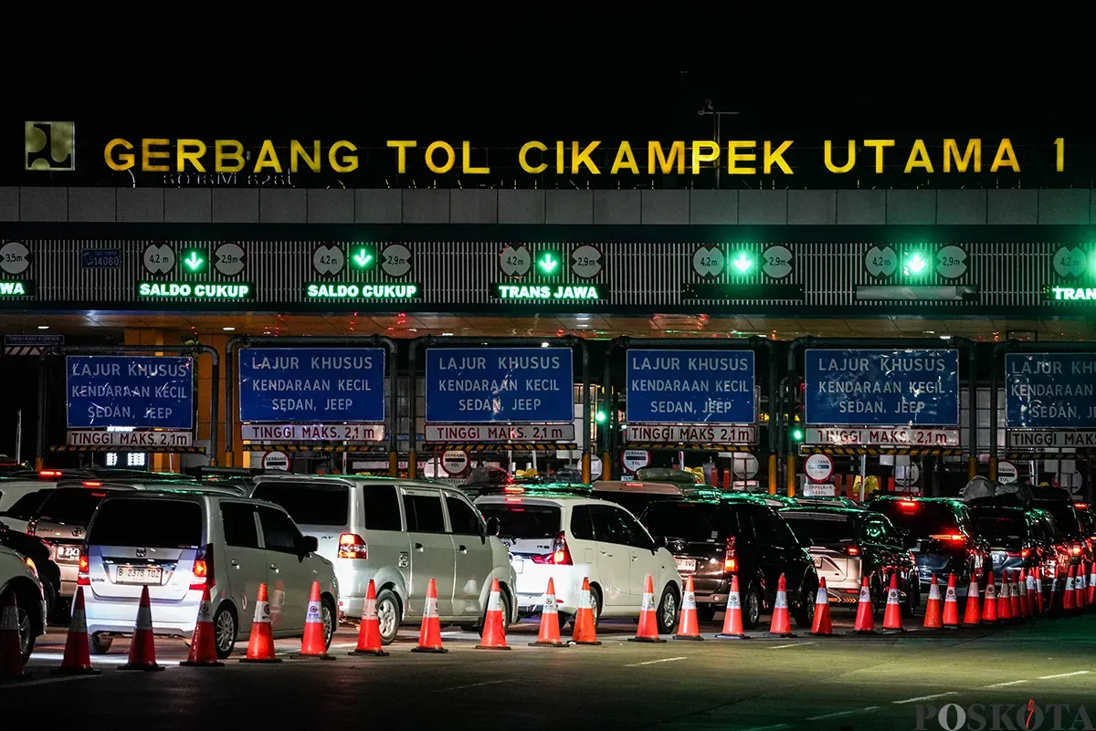 Kendaraan melintas saat akan memasuki Gerbang Tol Cikampek Utama, Karawang, Jawa Barat, Sabtu, 29 Maret 2025. (Sumber: Poskoata/ Bilal Nugraha Ginanjar)