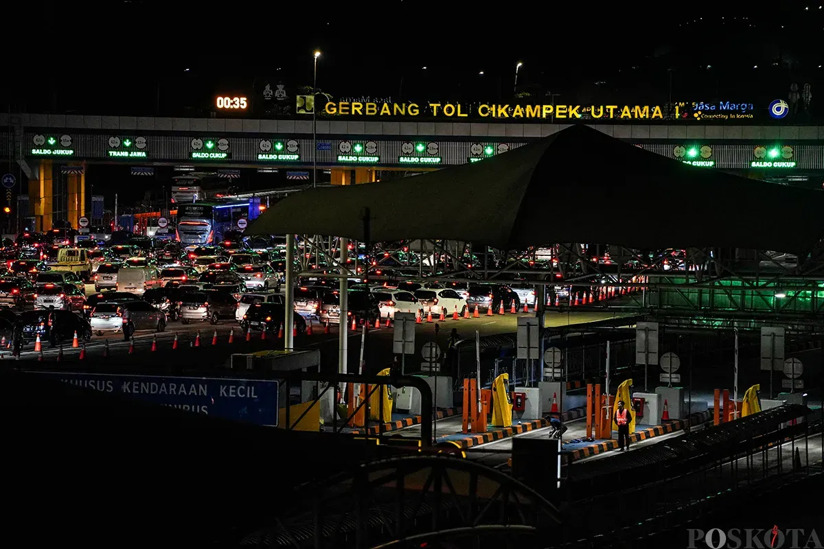 Kendaraan melintas saat akan memasuki Gerbang Tol Cikampek Utama, Karawang, Jawa Barat, Sabtu, 29 Maret 2025. (Sumber: Poskoata/ Bilal Nugraha Ginanjar)