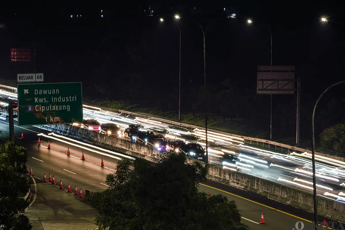 Kendaraan melintas saat akan memasuki Gerbang Tol Cikampek Utama, Karawang, Jawa Barat, Sabtu, 29 Maret 2025. (Sumber: Poskoata/ Bilal Nugraha Ginanjar)