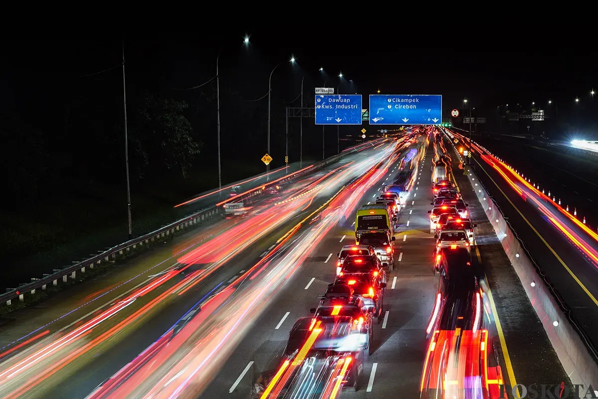 Kendaraan melintas saat akan memasuki Gerbang Tol Cikampek Utama, Karawang, Jawa Barat, Sabtu, 29 Maret 2025. (Sumber: Poskoata/ Bilal Nugraha Ginanjar)