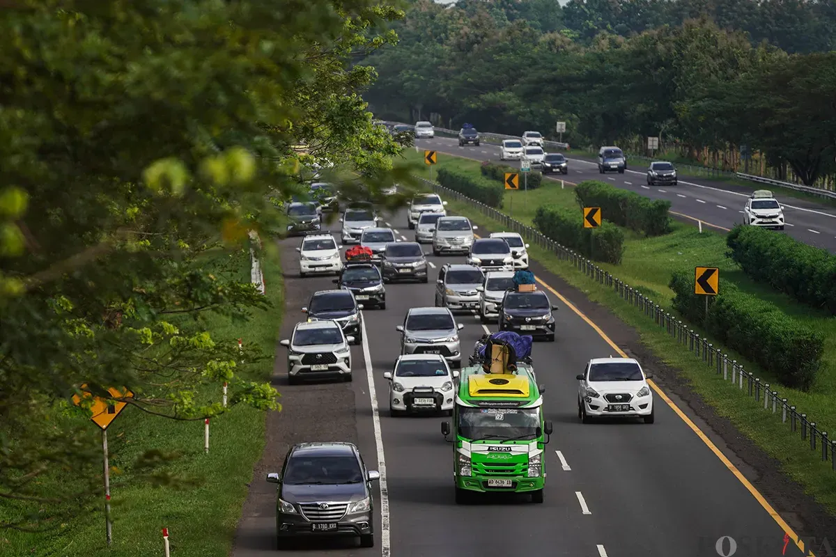 Deretan kendaraan yang didominasi mobil milik pribadi melintas di Tol Cikopo-Palimanan (Cipali), Subang, Jawa Barat, saat arus mudik H-2 Lebaran 2025, pada Sabtu 29 Maret 2025. (Sumber: Poskoata/ Bilal Nugraha Ginanjar)