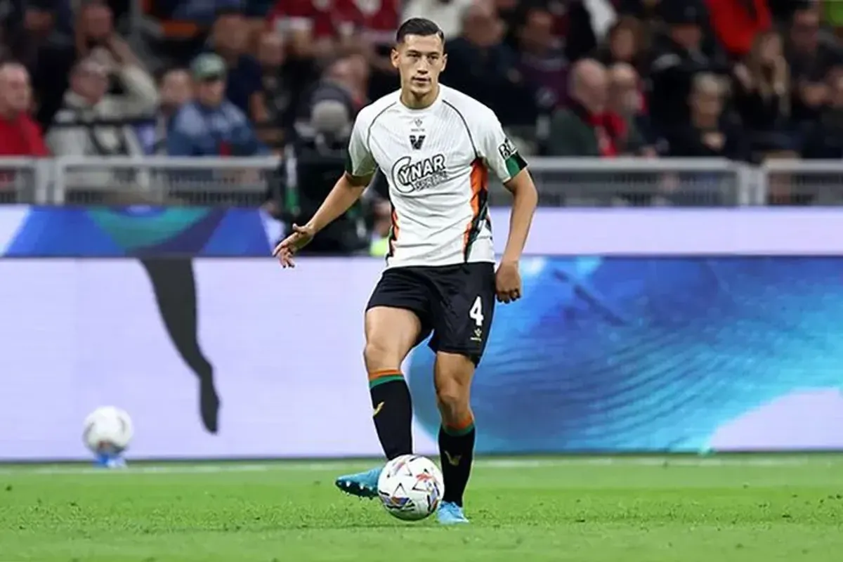 Bek Venezia, Jay Idzes, saat membela timnya di Serie A. (Sumber: Pinterest)