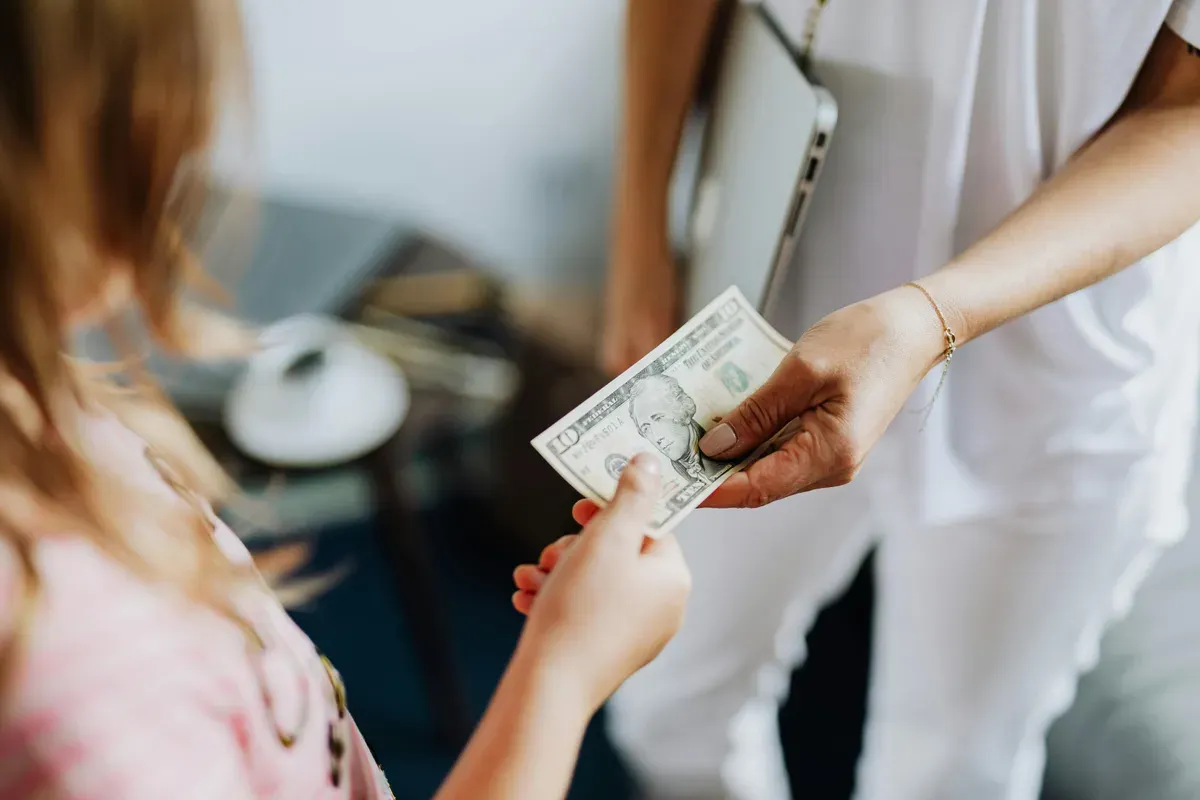 Cara ajari anak atur uang THR secara cermat. (Sumber: Pexels/Kaboompics.com)