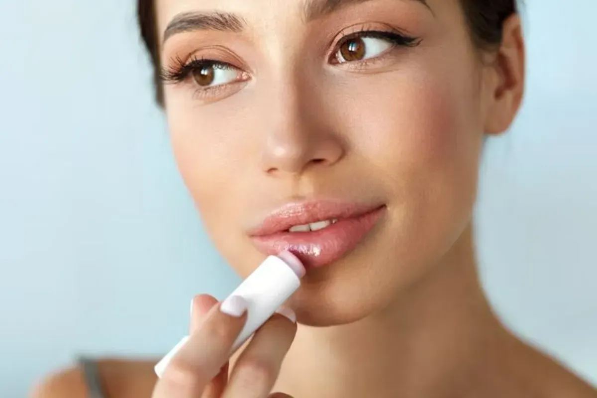 Simak tips alami untuk mencerahkan dan merawat bibir agar selalu sehat dan lembap. (Sumber: Pinterest/Bustle.com)