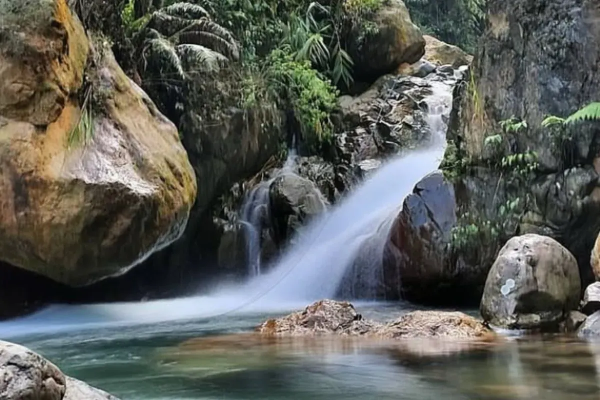 Ilustrasi Curug Ciburial di Bogor, yang direkomendasikan untuk liburan (Sumber: Instagram/@curugciburial)