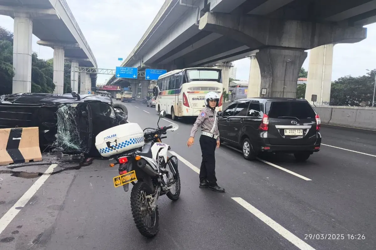 Polisi sedang menertibkan arus lalu lintas pasca kecelakaan di Tol Jakarta-Cikampek KM 11. (Sumber: X/@TMCPoldaMetro)